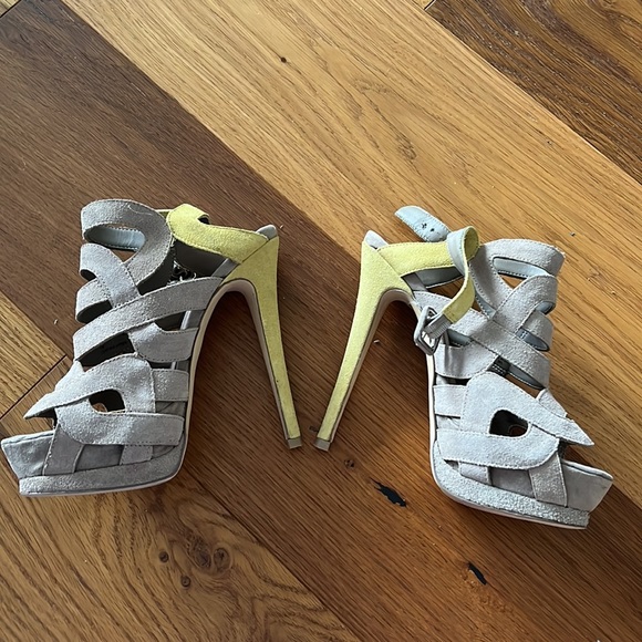 Shoemint NEW beige and yellow strappy sandals - Picture 3 of 3